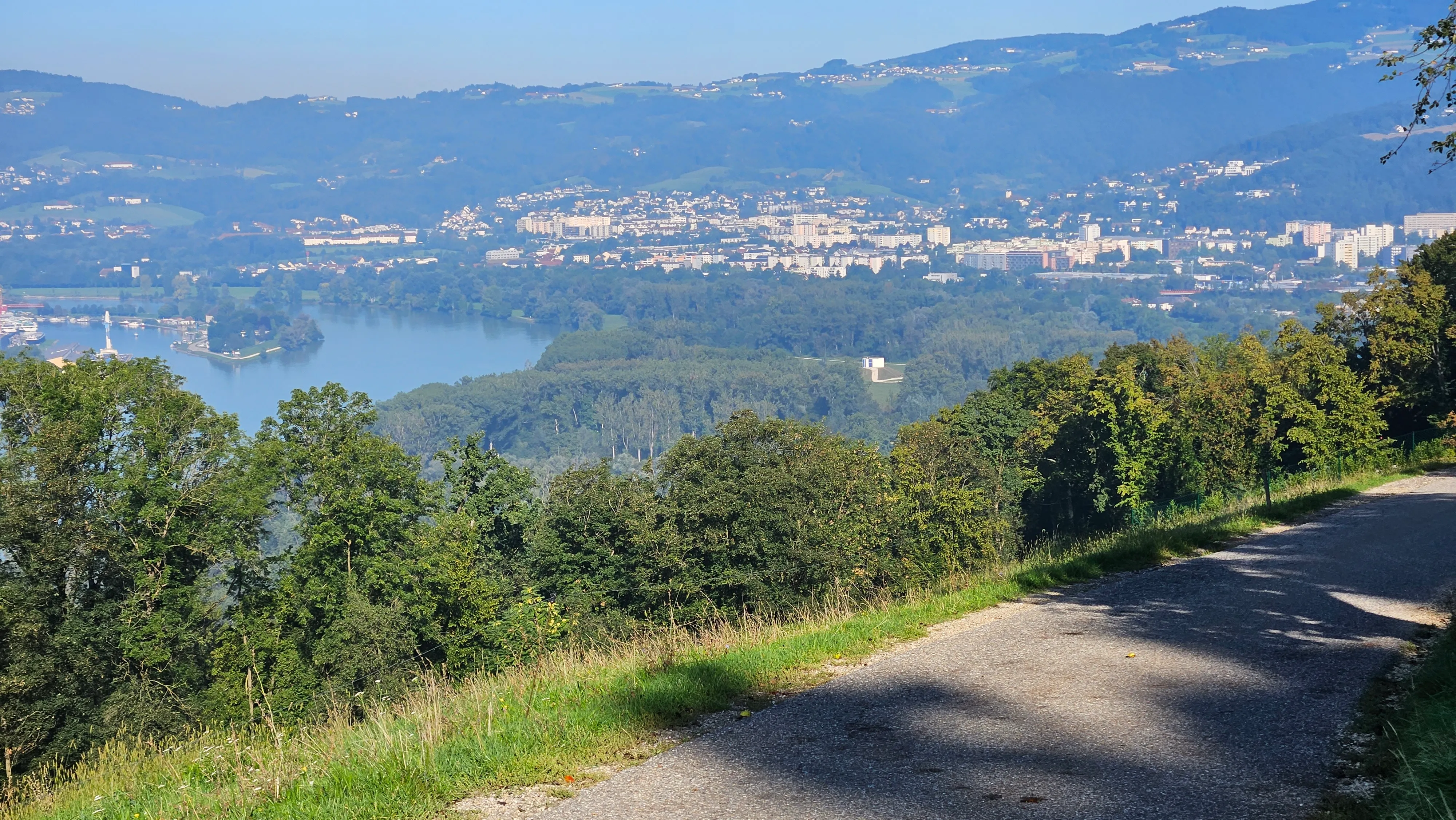 Blick von der Höhe ins Donautal mit Fluss und Stadt