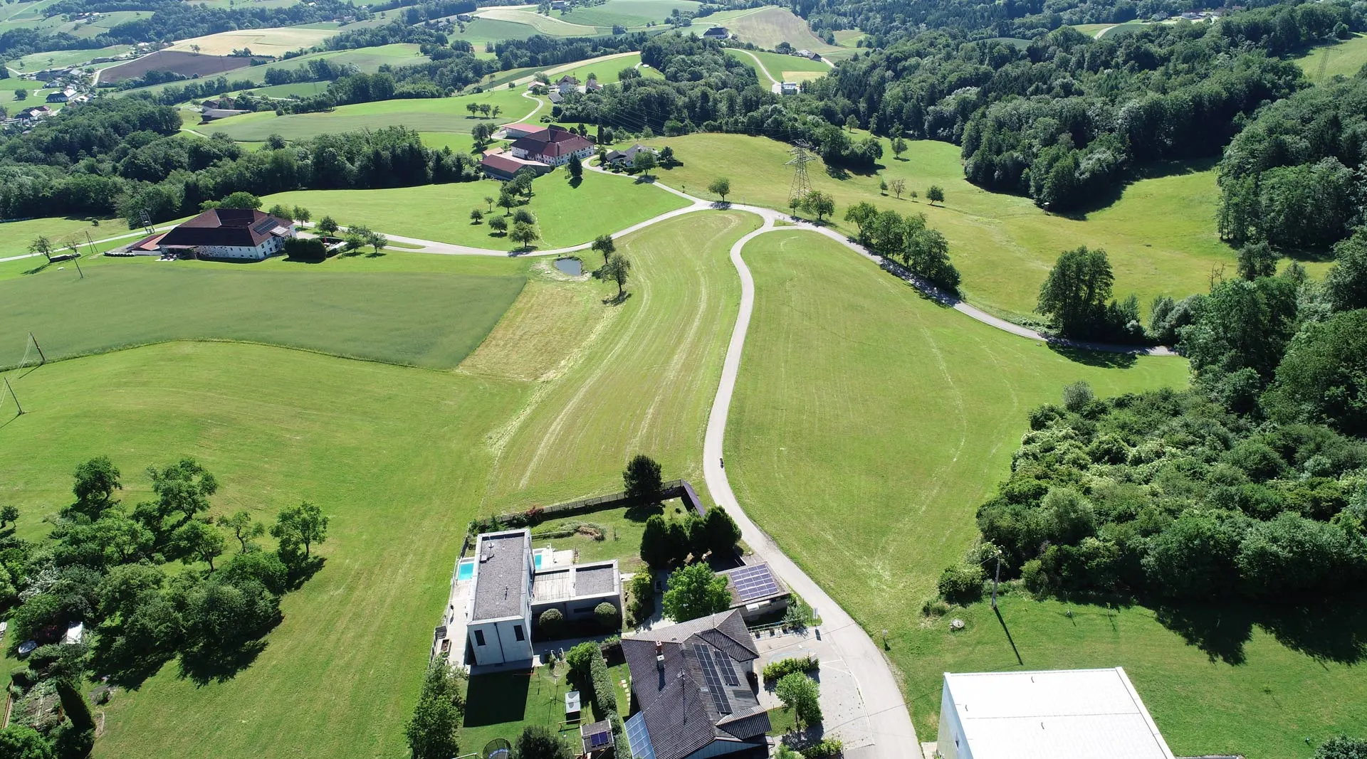 Luftbild des schmalen Anfahrtswegs hinauf zum Mountaincamp Pfenningberg